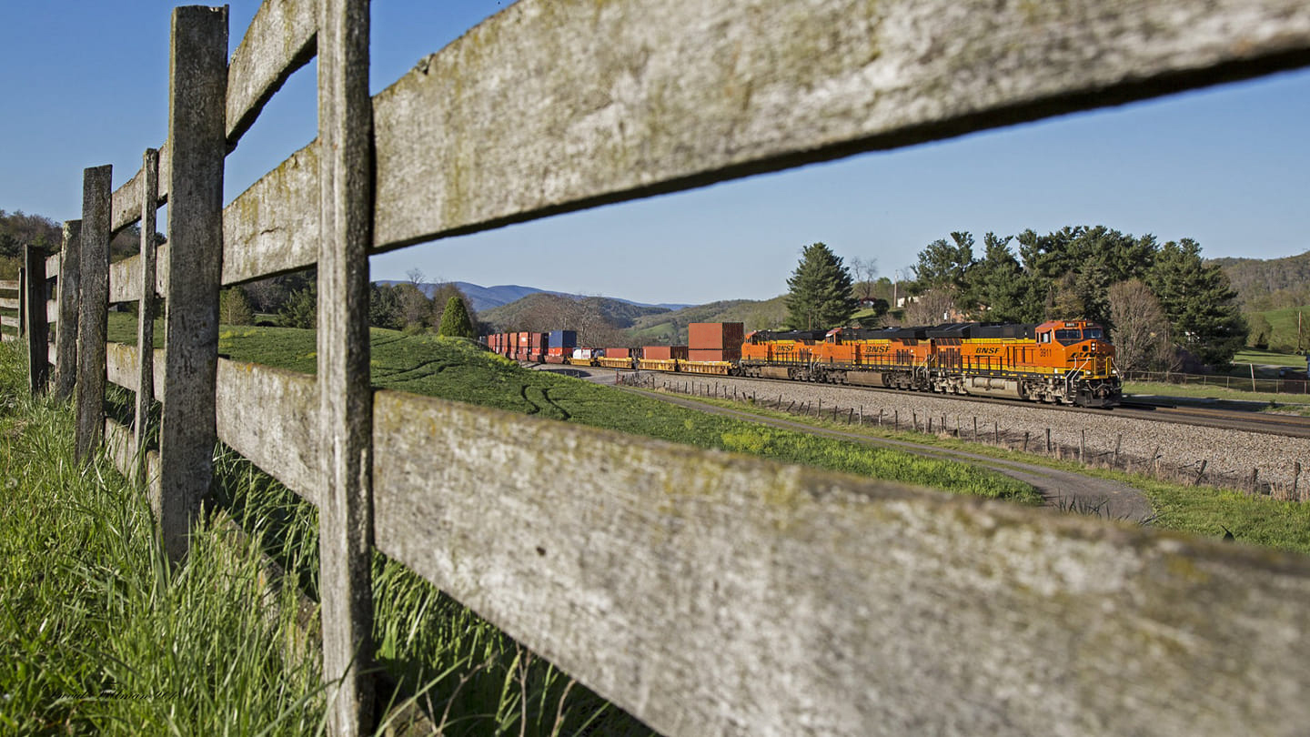 Another photo of an all-BNSF consist, this one at Shawsville, Virginia, taken by David Fillman. 